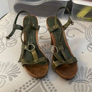 Green Nine West heel. Wood like bottom. Size 8